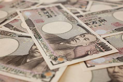 Yen gains ground on BOJ's outlook