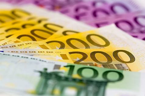 Euro about to mark weekly profit on hopes for Ukrainian war end
