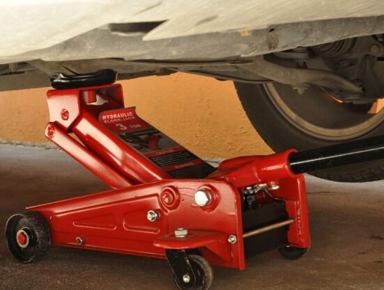 Hydraulic Floor Jacks: How to Choose One That Handles Heavy Loads
